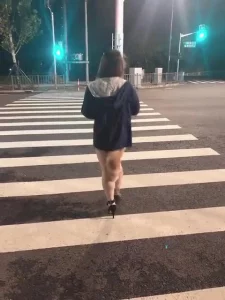 带尾巴露出